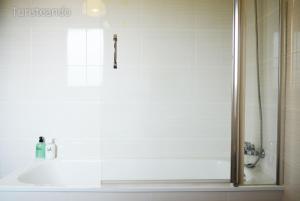 a bathroom with a shower and a white tub at Chalet Tina Mayor: amplio jardín y tranquilidad muy cerca de la playa in Pesués +23 photos