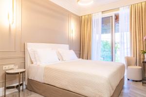 מיטה או מיטות בחדר ב-Ormos Luxury Suites Ammos