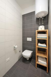 Ein Badezimmer in der Unterkunft Apartments Alluro
