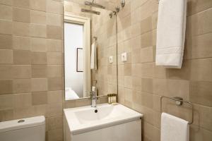 Koupelna v ubytování Flats Castelo - HOrigem