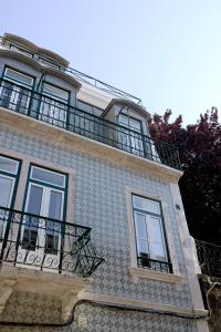 Un edificio con un balcón en la parte superior. en Flats Castelo - HOrigem, en Lisboa