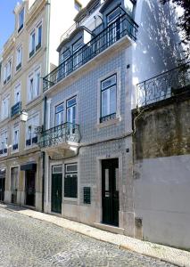 リスボンにあるFlats Castelo - HOrigemの鏡付きの建物