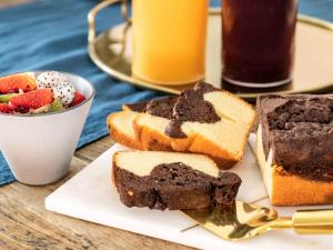 ラゴア・サンタにあるibis Styles Confins Aeroportoのパン皿、フルーツとジュースの盛り合わせ