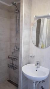 Room Dinko في فالون: حمام مع حوض ومرآة