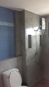 La salle de bains est pourvue d'une douche et de toilettes. dans l'établissement Nalin Place, à Ranong