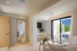 Posezení v ubytování The Island Concept Luxury Boutique Hotel Heated Pool