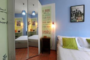 una stanza con due letti e uno specchio di Uno sguardo su Porta Palazzo by Wonderful Italy a Torino
