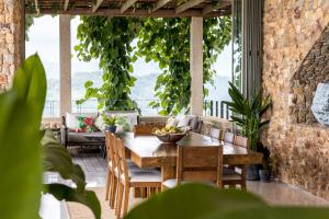 Restaurace v ubytování Baan Sang at Five Islands Estate - Private Luxury Retreat