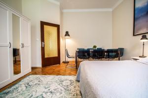 1 dormitorio con 1 cama, mesa y sillas en Apartment Enenkelstrasse, en Viena
