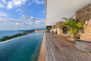 una piscina a sfioro con vista sull'oceano di Baan Sang at Five Islands Estate - Private Luxury Retreat a Taling Ngam Beach