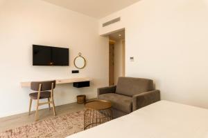 TV a/nebo společenská místnost v ubytování Abacus Suites