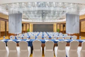 a large banquet hall with a large chandelier at Holiday Inn Hefei by IHG in Hefei +121 photos