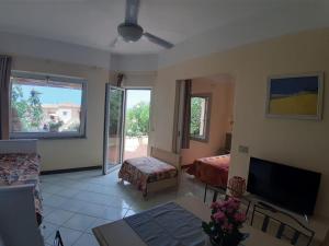 TV a/nebo společenská místnost v ubytování Appartamento panoramico Calarossa Sardegna