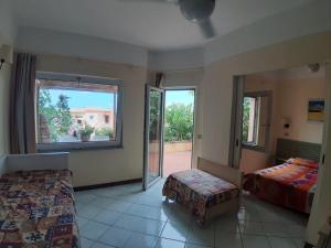 Postel nebo postele na pokoji v ubytování Appartamento panoramico Calarossa Sardegna