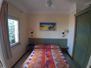 Postel nebo postele na pokoji v ubytování Appartamento panoramico Calarossa Sardegna