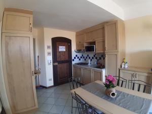 Kuchyň nebo kuchyňský kout v ubytování Appartamento panoramico Calarossa Sardegna