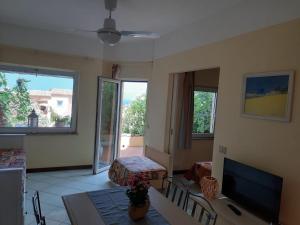 TV a/nebo společenská místnost v ubytování Appartamento panoramico Calarossa Sardegna