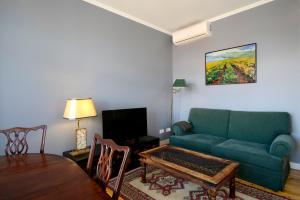 una sala de estar con un sofá y una mesa en Flats Castelo - HOrigem, en Lisboa