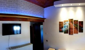 TV a/nebo společenská místnost v ubytování Astraka Guesthouse I