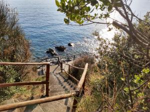 un conjunto de escaleras que conducen al océano en House Libeccio by Holiday World, en Moneglia 7 fotos más