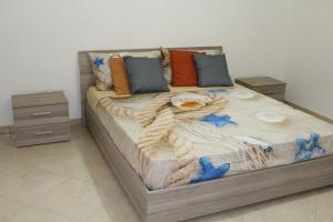 A bed or beds in a room at Holiday House Rosy