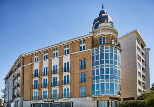 un edificio con una torre dell'orologio sopra di Silken Río Santander a Santander