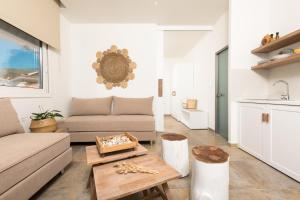 Ruang duduk di Konstantinou Deluxe Apartments