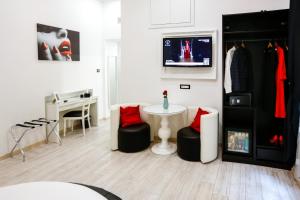 Televiisor ja/või meelelahutuskeskus majutusasutuses Escape Luxury Suite - CA Domus Collection