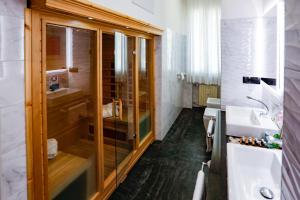 uma casa de banho com um chuveiro e um lavatório. em Escape Luxury Suite em Roma