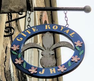 a sign that says sunny roka hanging on a building at Royal Hubert in Provins