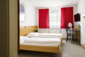
A bed or beds in a room at Motel Drei König- Ihr Transithotel
