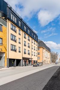 un condominio su una strada con una strada di Riverside Lux with 2 bedrooms, Car Park garage and Sauna a Turku