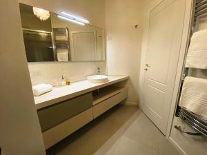A bathroom at Vittoria Suite Milano Még 9 kép