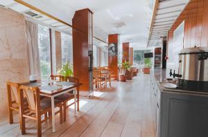 a kitchen and dining room with a table and chairs at Hotel Güleryüz 2 in Antalya