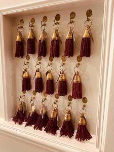 Un montón de borlas colgando en una pared en Hôtel De La Cathédrale, en Reims