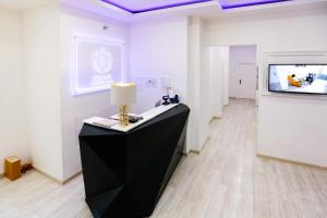 Televiisor ja/või meelelahutuskeskus majutusasutuses Escape Luxury Suite - CA Domus Collection