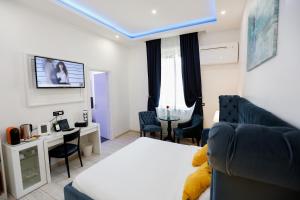 Televiisor ja/või meelelahutuskeskus majutusasutuses Escape Luxury Suite - CA Domus Collection