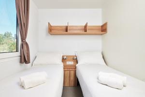 Postel nebo postele na pokoji v ubytování Camping Park Umag Mobile Homes