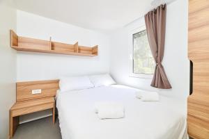 Postel nebo postele na pokoji v ubytování Camping Park Umag Mobile Homes