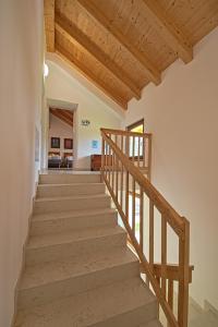 una escalera en una casa con techo de madera en lioelara, en Feltre