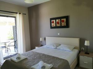 a bedroom with a bed with two towels on it at Villa Gianna in Apolpaina