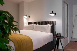 Giường trong phòng chung tại PREMIER SUITES PLUS Amsterdam