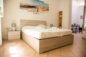 波隆那的住宿－享受博洛尼亞公寓，一间卧室,卧室内配有一张大床