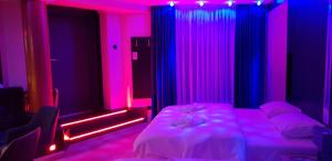 Posteľ alebo postele v izbe v ubytovaní Metropolis Apartamenty Centrum