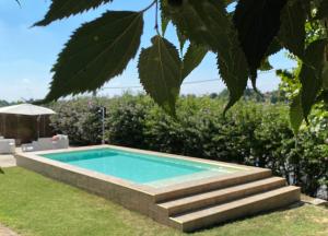 una piscina en el patio trasero de una casa en B&B Locanda dei Tigli, en Serravalle dʼAsti