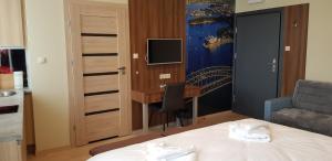 Posteľ alebo postele v izbe v ubytovaní Metropolis Apartamenty Centrum