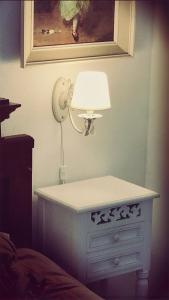 una lámpara en una pared junto a una cama en Apartments Lucy, en Milna