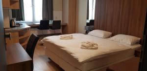 Posteľ alebo postele v izbe v ubytovaní Metropolis Apartamenty Centrum