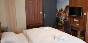 Posteľ alebo postele v izbe v ubytovaní Metropolis Apartamenty Centrum