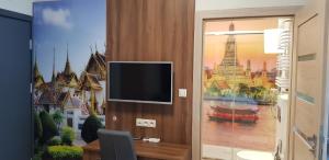 Televízia a/alebo spoločenská miestnosť v ubytovaní Metropolis Apartamenty Centrum